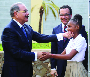 El ministro Andrés Navarro y el presidente de la República Danilo Medina, junto a una estudiante, durante una inauguración de un centro escolar.