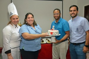 Juan Miguel Matos de Foxmagazinerd.com se ganó el pastel en la rifa. Entrega Verónica Diaz, Salvador Nunziata y la chef Annie Camacho.
