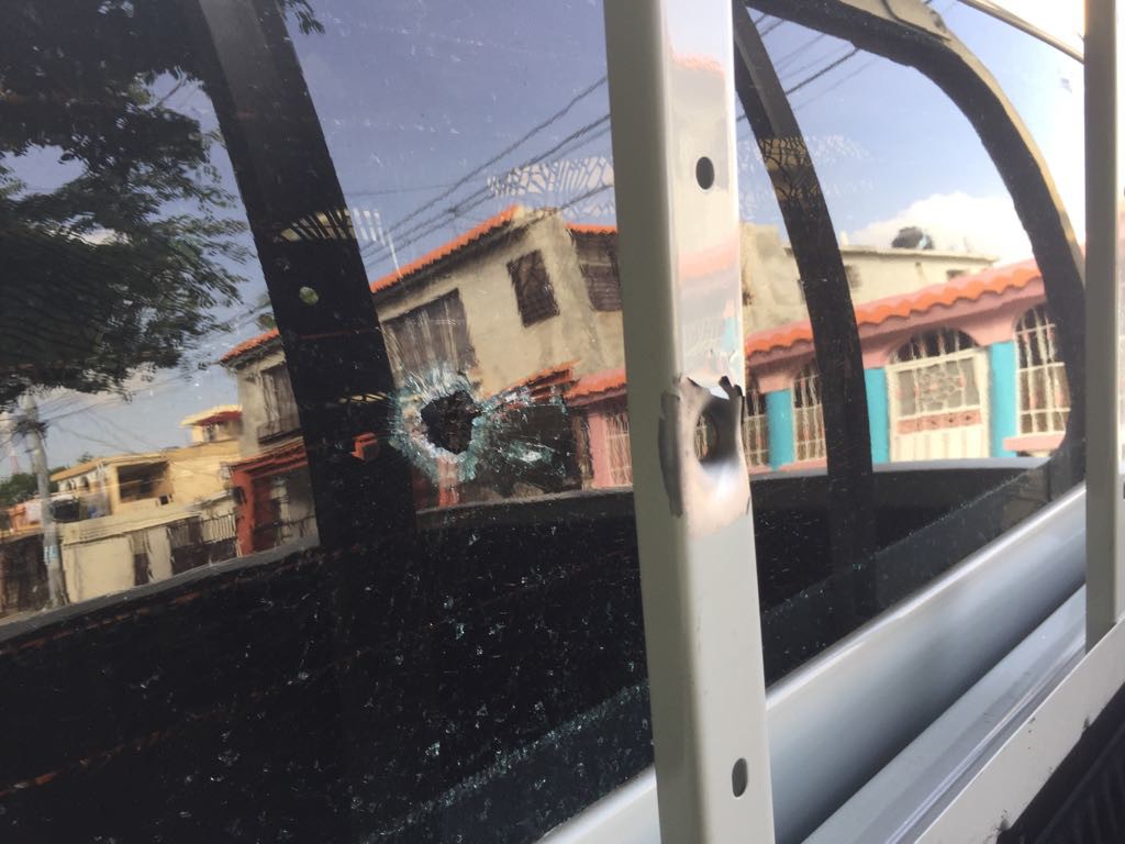 Disparan a  vehículo Ayuntamiento de Santo Domingo Este.