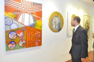  Juan Carlos Henríquez Observa una de las obras de Judith Mora.
