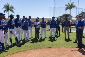 Brodie Van Wagenen, gerente general,conversando con algunos peloteros, prospectos y demás representantes de los Mets. Visita de plana mayor de los Mets a las instalaciones.