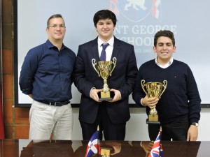Reynaldo Martínez junto a Javier Portet y Maurizio de Prisco ganadores categoría Varsity