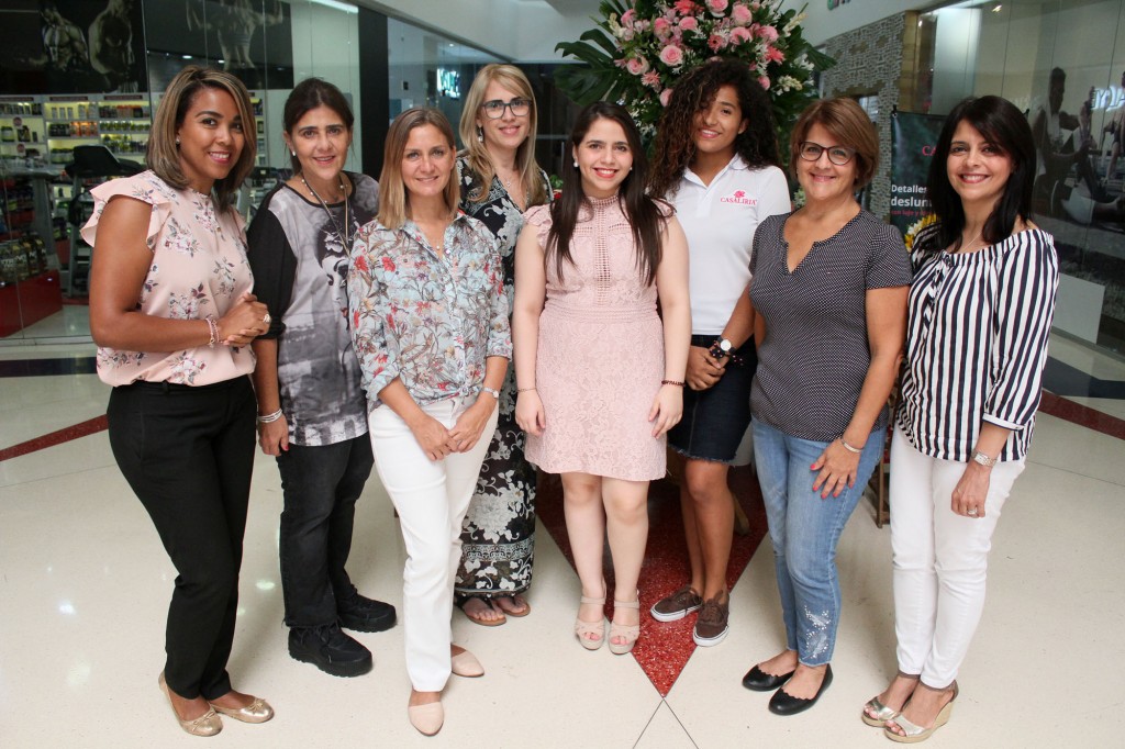 Gissel Diaz, Luz Maria Delgado, Candelaria Oliva, Thania Espin, Perla Ciccone, Cristal Mejia, Laura Rojas y Carmenchu Estrella