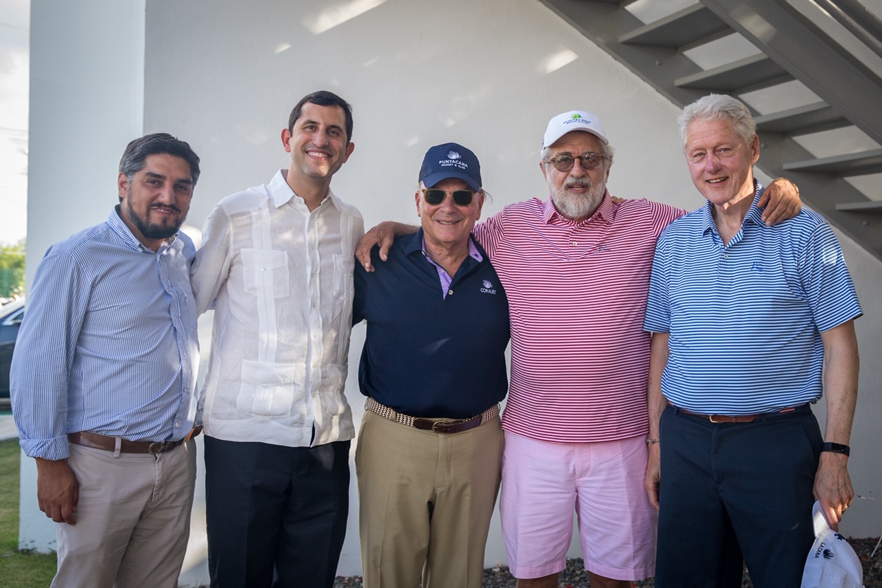 Oscar San Martín (CEPM), Roberto Herrera (CEPM=, Frank Rainieri (Grupo Puntacana); Rolando González Bunster (InterEnergy) y Bill Clinton.