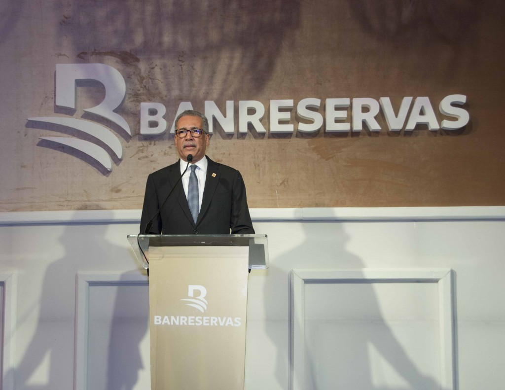 Simón Lizardo Mézquita, administrador general del Banco de Reservas, durante su discurso en uno de los encuentros de Navidad que sostuvo esta entidad con clientes empresariales. 