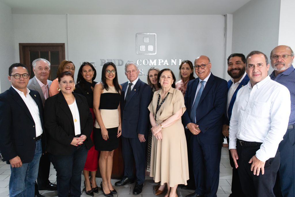 Euri Andújar, Presidente ANEIH; Ángelo Viro, Vicepresidente; Francis Mateo, segundo vicepresidente; Waler Sterlin, Secretario; Jessica Calcagno, Directora Ejecutiva, así como sus vocales, Indhira Jiménez, Leandro Vargas, José Luis Castillo y Gilda Vásquez por parte de Reid Clara Reid de Frankenberg, Georgia Anne Reid , Donald Pimentel Reid Diana Ramos