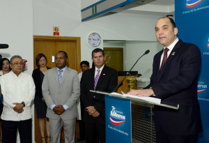 administrador general de Banreservas, Enrique Ramírez Paniagua, pronuncia el discurso inaugural de la oficina de esa entidad financiera en el MERCA Santo Domingo.