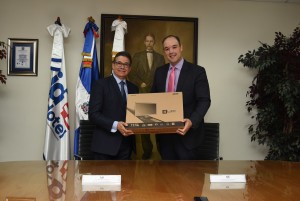 El presidente de Indotel, José Del Castillo Saviñón, y el director general de INDOCAL, Manuel Guerrero, firman un convenio de donación de equipos computacionales.