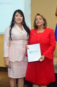  Sulin Lantigua de Glass entrega la memoria 2016-2018 a Luisa Maria de Aquno. 