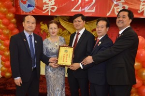 Dario Sang entrega una placa de reconocimiento a directiva del centro de la colonia china en Estados Unidos. (1)
