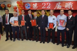 Dario Sang y el embajador Zhang Run entrega reconocimiento a los pasados presidentes de la Colonia China en el pais.