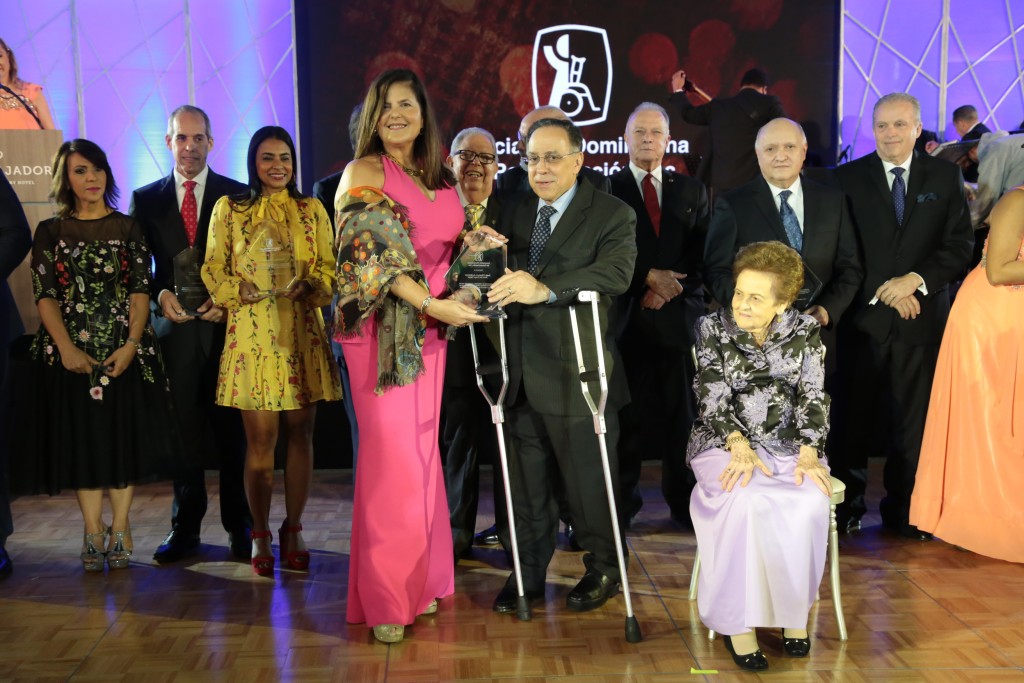 Sonia Villanueva recibe reconocimiento de la mano de Celso Marranzini.