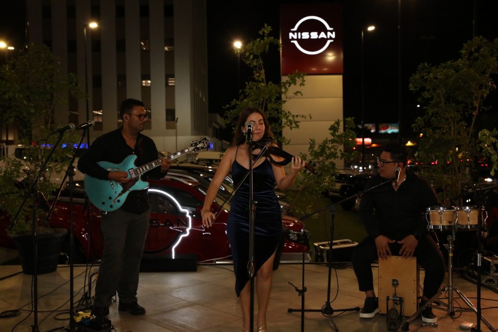 Liz Constanza y su agrupación musical amenizaron el evento con un variado repertorio.